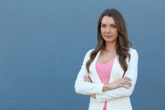 Fin de regard dominante de femme d'affaires avec l'espace bleu pour la copie image libre de droits Fin de regard dominante de femme d'affaires avec l'espace bleu pour la copie image libre de droits