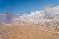Fin de vague de mer vers le haut de plage proche sur le sable photographie stock libre de droits Fin de vague de mer vers le haut de plage proche sur le sable photographie stock libre de droits
