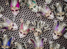 Fin extrême de quelques masques colorés de carnaval à un banquet pour des touristes, tout au plus marché célèbre de la ville de V image libre de droits Fin extrême de quelques masques colorés de carnaval à un banquet pour des touristes, tout au plus marché célèbre de la ville de V image libre de droits