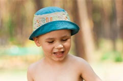 Fin extérieure vers le haut de portrait de petit garçon dans un chapeau Fond, une personne, enfant, 4-5 années images stock Fin extérieure vers le haut de portrait de petit garçon dans un chapeau Fond, une personne, enfant, 4-5 années images stock