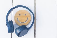 Fin musik f?r perfekt lynne Tr?dl?s h?rlurar av den bl?a f?rgl?gnen p? en vit bakgrund Inga personer fotografering för bildbyråer Fin musik f?r perfekt lynne Tr?dl?s h?rlurar av den bl?a f?rgl?gnen p? en vit bakgrund Inga personer fotografering för bildbyråer