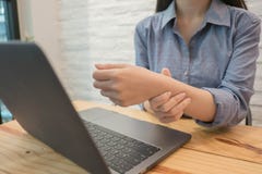 Fin vers le haut de massage de femme des employés sur sa main et bras pour le soulagement p photos libres de droits Fin vers le haut de massage de femme des employés sur sa main et bras pour le soulagement p photos libres de droits