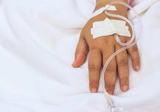 Fin vers le haut de perfusion de sérum physiologique réglée de l'intravenous (iv) sur la main d'enfants au pe Photos stock Fin vers le haut de perfusion de sérum physiologique réglée de l'intravenous (iv) sur la main d'enfants au pe Photos stock