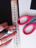 Fin vers le haut de tir - d?corateur de femme professionnelle, concepteur travaillant avec le papier d'emballage et faisant l'env photos stock Fin vers le haut de tir - d?corateur de femme professionnelle, concepteur travaillant avec le papier d'emballage et faisant l'env photos stock
