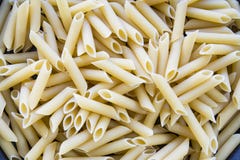 Fin vers le haut des pâtes de tas, penne photo stock Fin vers le haut des pâtes de tas, penne photo stock