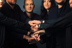 Fin vers le haut le groupe créatif des jeunes a plié leurs mains ensemble photos stock Fin vers le haut le groupe créatif des jeunes a plié leurs mains ensemble photos stock