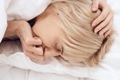 Fin vers le haut La fille s'occupe de la femme agée à la maison La femme se sent mal, fille est concernée photo libre de droits Fin vers le haut La fille s'occupe de la femme agée à la maison La femme se sent mal, fille est concernée photo libre de droits