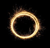 Fin zéro de nombre de feux d'artifice Cierge magique brûlant sous forme d'ovale et cercle d'isolement sur le fond noir Objet des illustration libre de droits Fin zéro de nombre de feux d'artifice Cierge magique brûlant sous forme d'ovale et cercle d'isolement sur le fond noir Objet des illustration libre de droits