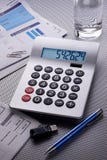 finances de charges de calculatrice de factures photo libre de droits finances de charges de calculatrice de factures photo libre de droits