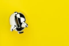 Finances, opérations bancaires, épargne ou concept d'investissement, tirelire argentée brillante sur le fond jaune solide avec l' photographie stock Finances, opérations bancaires, épargne ou concept d'investissement, tirelire argentée brillante sur le fond jaune solide avec l' photographie stock