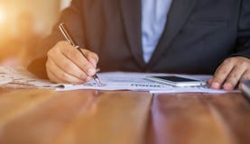 Financieel, het rekenschap geven, beleggingsadviseur die haar team raadplegen royalty-vrije stock afbeelding Financieel, het rekenschap geven, beleggingsadviseur die haar team raadplegen royalty-vrije stock afbeelding