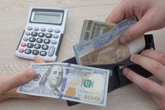 Financiën, munt, zaken en mensenconcept - sluit omhoog van mannelijke en vrouwelijke handen die of geld geven ruilen stock afbeelding Financiën, munt, zaken en mensenconcept - sluit omhoog van mannelijke en vrouwelijke handen die of geld geven ruilen stock afbeelding