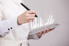 Finansdatabegrepp Kvinna som arbetar med Analytics Information om diagramgraf på den digitala skärmen royaltyfria bilder Finansdatabegrepp Kvinna som arbetar med Analytics Information om diagramgraf på den digitala skärmen royaltyfria bilder