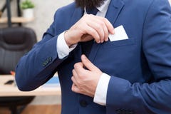 finansiell serie för affärskort Affärsmannen satte kortet i affärsdräkt man Modern affärsman fashion manlign card krediteringsman royaltyfria bilder finansiell serie för affärskort Affärsmannen satte kortet i affärsdräkt man Modern affärsman fashion manlign card krediteringsman royaltyfria bilder