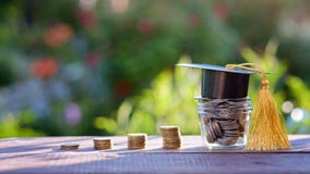 Finanzas para la beca y la educación inversión en concepto de la educación foto de archivo libre de regalías Finanzas para la beca y la educación inversión en concepto de la educación foto de archivo libre de regalías
