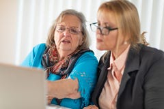 Finanzberater, welche älterer Dame auf Laptop-Computer hilft lizenzfreie stockfotografie Finanzberater, welche älterer Dame auf Laptop-Computer hilft lizenzfreie stockfotografie
