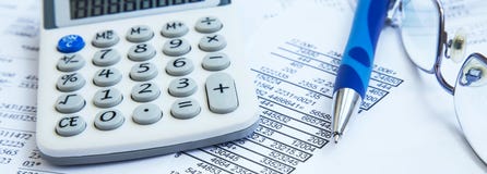 Finanzbuchhaltung mit Papierberichten und Taschenrechner Stockbild Finanzbuchhaltung mit Papierberichten und Taschenrechner Stockbild