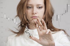 Finanzdaten-Konzept Frau, die mit Analytik arbeitet Entwerfen Sie Diagramminformationen mit japanischen Kerzen auf digitalem Schi Stockbild Finanzdaten-Konzept Frau, die mit Analytik arbeitet Entwerfen Sie Diagramminformationen mit japanischen Kerzen auf digitalem Schi Stockbild
