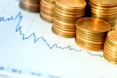 Finanzdiagramm und Münzen