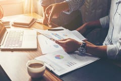 Finanziell, erklärend, Anlageberater, der mit ihrem Team sich berät lizenzfreie stockbilder Finanziell, erklärend, Anlageberater, der mit ihrem Team sich berät lizenzfreie stockbilder