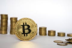 Finanzwachstumskonzept mit Bitcoins-Leiter auf weißem Hintergrund, virtuelles Geld lizenzfreies stockfoto Finanzwachstumskonzept mit Bitcoins-Leiter auf weißem Hintergrund, virtuelles Geld lizenzfreies stockfoto