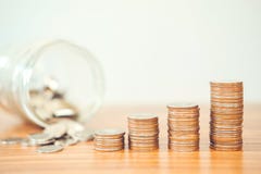 Finança da pilha da moeda do conceito do dinheiro da economia imagens de stock royalty free Finança da pilha da moeda do conceito do dinheiro da economia imagens de stock royalty free