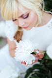 Fine all'aperto sul ritratto di bella giovane donna nel giardino di fioritura Concetto femminile di modo della molla fotografia stock Fine all'aperto sul ritratto di bella giovane donna nel giardino di fioritura Concetto femminile di modo della molla fotografia stock