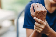 Fine su dolore del polso della giovane donna immagini stock libere da diritti Fine su dolore del polso della giovane donna immagini stock libere da diritti