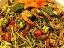 Fine sugli spaghetti con il gamberetto, il pane piccante ed il gamberetto fritti, concetto di consegna dell'alimento immagine stock Fine sugli spaghetti con il gamberetto, il pane piccante ed il gamberetto fritti, concetto di consegna dell'alimento immagine stock