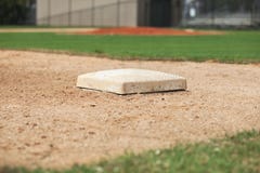 Fine sulla vista di angolo basso della terza base su un campo di baseball della gioventù fotografie stock libere da diritti Fine sulla vista di angolo basso della terza base su un campo di baseball della gioventù fotografie stock libere da diritti