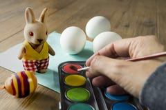 Fine sulle uova di Pasqua della pittura della mano Colori di acqua ed animale farcito fotografia stock libera da diritti Fine sulle uova di Pasqua della pittura della mano Colori di acqua ed animale farcito fotografia stock libera da diritti