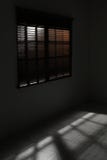 Finestra con i ciechi orizzontali nella stanza scura immagini stock libere da diritti Finestra con i ciechi orizzontali nella stanza scura immagini stock libere da diritti