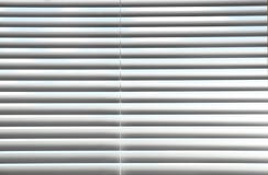 Finestra con i ciechi orizzontali immagine stock libera da diritti Finestra con i ciechi orizzontali immagine stock libera da diritti