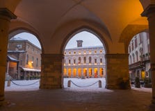 Finestra decorativa di un appartamento storico La vecchia città Abbellisca dalla loggia al vecchio quadrato principale ed alla bi Fotografia Stock Libera da Diritti Finestra decorativa di un appartamento storico La vecchia città Abbellisca dalla loggia al vecchio quadrato principale ed alla bi Fotografia Stock Libera da Diritti