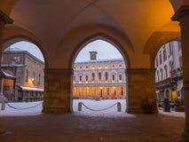 Finestra decorativa di un appartamento storico La vecchia città Abbellisca dalla loggia al vecchio quadrato principale ed alla bi Fotografia Stock Libera da Diritti Finestra decorativa di un appartamento storico La vecchia città Abbellisca dalla loggia al vecchio quadrato principale ed alla bi Fotografia Stock Libera da Diritti