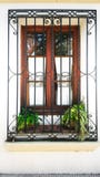 Finestra di una casa, di sola intimità di relazione e di esterno immagini stock Finestra di una casa, di sola intimità di relazione e di esterno immagini stock