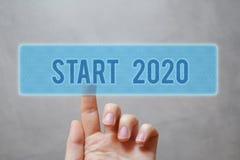 Finger, der blauen Knopf des Anfangs 2020 drückt stockfotos Finger, der blauen Knopf des Anfangs 2020 drückt stockfotos