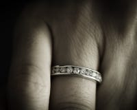 Finger mit einem Diamantring lizenzfreie stockfotos Finger mit einem Diamantring lizenzfreie stockfotos