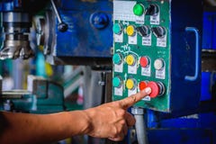 Fingerstoß auf Fräsmaschine des roten Notausschalters lizenzfreie stockfotos Fingerstoß auf Fräsmaschine des roten Notausschalters lizenzfreie stockfotos