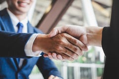 Finissant une r?union, poign?e de main de deux hommes d'affaires heureux apr?s l'accord contractuel de devenir un associ?, de col images libres de droits Finissant une r?union, poign?e de main de deux hommes d'affaires heureux apr?s l'accord contractuel de devenir un associ?, de col images libres de droits