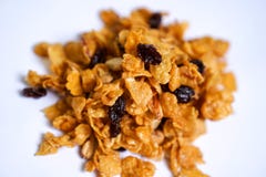 Fiocchi di mais caramello, ribes, anacardio su fondo bianco Fine in su fotografie stock libere da diritti Fiocchi di mais caramello, ribes, anacardio su fondo bianco Fine in su fotografie stock libere da diritti