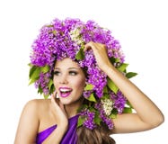 Fiori del lillà e del modello di moda, bello cappello della donna, bianco immagine stock Fiori del lillà e del modello di moda, bello cappello della donna, bianco immagine stock