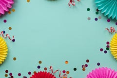 Fiori di carta di struttura con i coriandoli su fondo verde Fondo di compleanno, di festa o del partito stile piano di disposizio immagini stock Fiori di carta di struttura con i coriandoli su fondo verde Fondo di compleanno, di festa o del partito stile piano di disposizio immagini stock