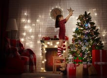 fira santa för modern för hattar för berömjuldottern slitage arkivfoton fira santa för modern för hattar för berömjuldottern slitage arkivfoton