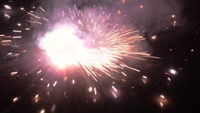 Firecracker som t?nds i festivals?song av Diwali Ett brinnande tomtebloss p? svart bakgrund med verklig r?d flammabelysning i m?r Firecracker som t?nds i festivals?song av Diwali Ett brinnande tomtebloss p? svart bakgrund med verklig r?d flammabelysning i m?r