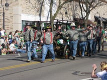 Firefigthers som ståtar under dag för StPatrick ` s royaltyfri bild Firefigthers som ståtar under dag för StPatrick ` s royaltyfri bild