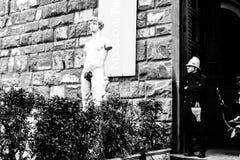 Firenze, Italia - 13 marzo 2012: Statua davanti alla galleria di Uffizi sul della Signoria della piazza immagine stock Firenze, Italia - 13 marzo 2012: Statua davanti alla galleria di Uffizi sul della Signoria della piazza immagine stock