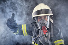 Firewoman i dräkt för brandskydd arkivfoton Firewoman i dräkt för brandskydd arkivfoton