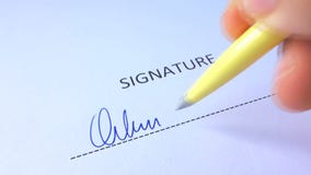 Firma di firma della mano maschio video d archivio Firma di firma della mano maschio video d archivio