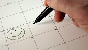 Firmi il giorno nel calendario con una penna, strappi un sorriso Firmi il giorno nel calendario con una penna, strappi un sorriso
